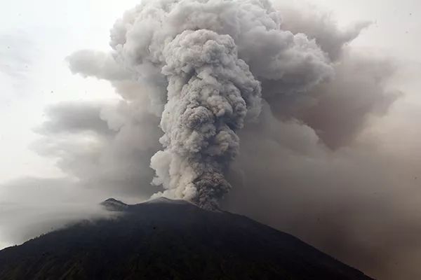 印尼火山喷发滞留中国游客，危机应对与反思