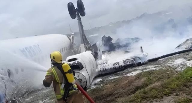 航班遭遇高空湍流急坠，生死瞬间的紧急应对与反思