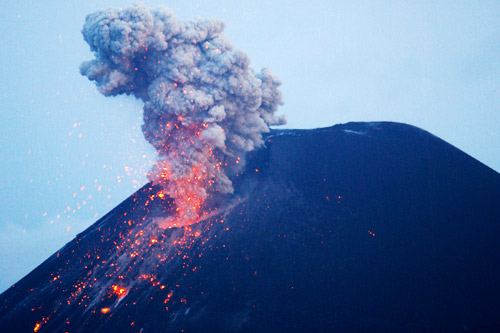 印尼火山喷发致旅游危机，多名中国游客滞留巴厘岛