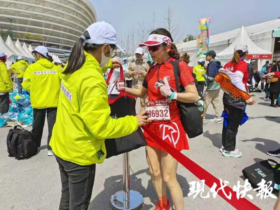 苏州马拉松赛场惊现补给风波，两名选手被曝擅自拿走大量补给物资