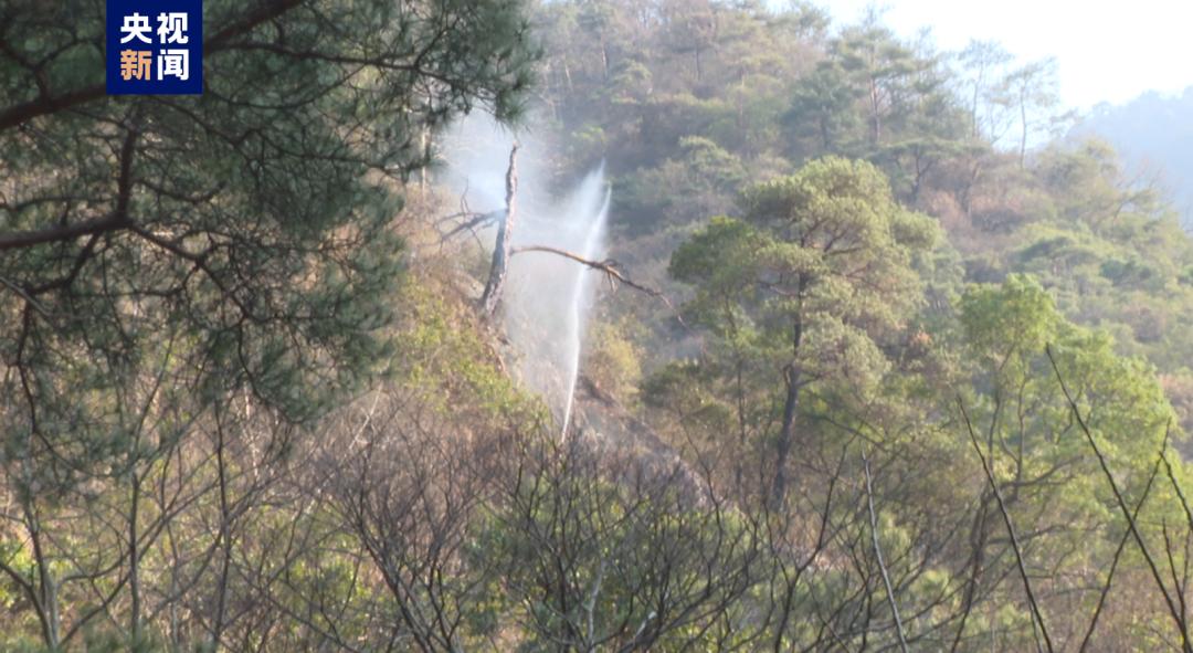 嫌疑人或逃进深山 无人机盘旋喊话