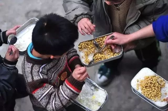 广西学生因吃零食被打脸事件，深度剖析与反思通报