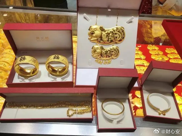 黄金饰品价格重返8字头，市场趋势与消费者洞察分析